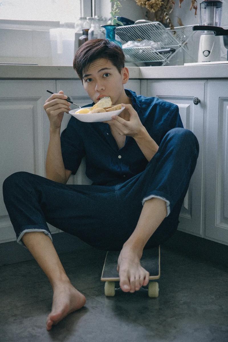 拍照姿势怎么摆好看男孩图2