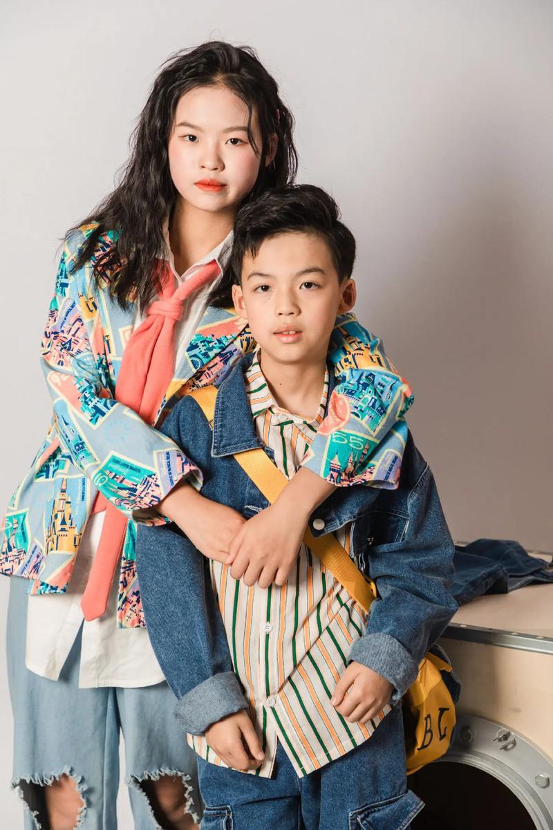 姐姐和弟弟拍大头贴,用什么姿势最合适?