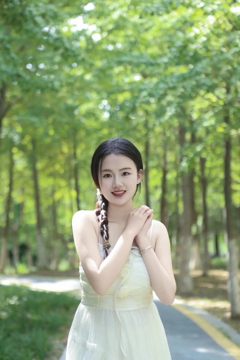 拍照姿势动作大全可爱女生图2