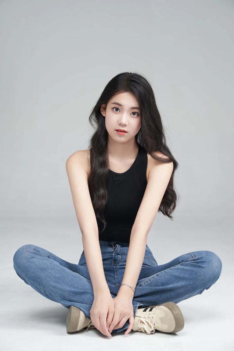 紫色纯色背景拍照姿势图片图1