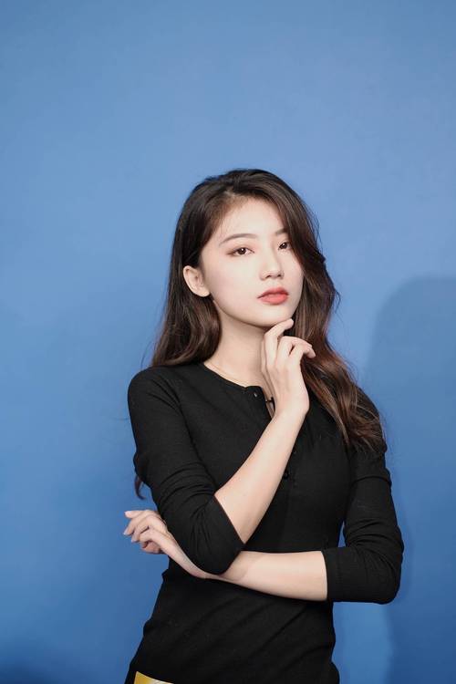 紫色纯色背景拍照姿势图片图2