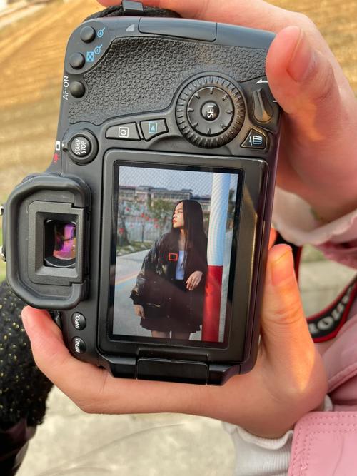 为什么用数码相机翻拍出来的照片很模糊?800万像素的还是模糊