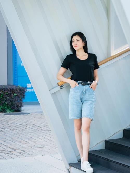 拍照姿势怎么摆上半身图1