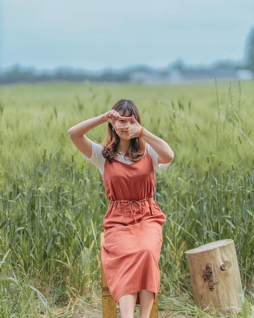 拍人像照片,一般会把手放在哪里?