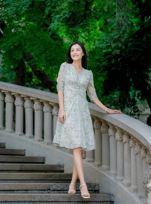 拍照的姿势动作大全女图1