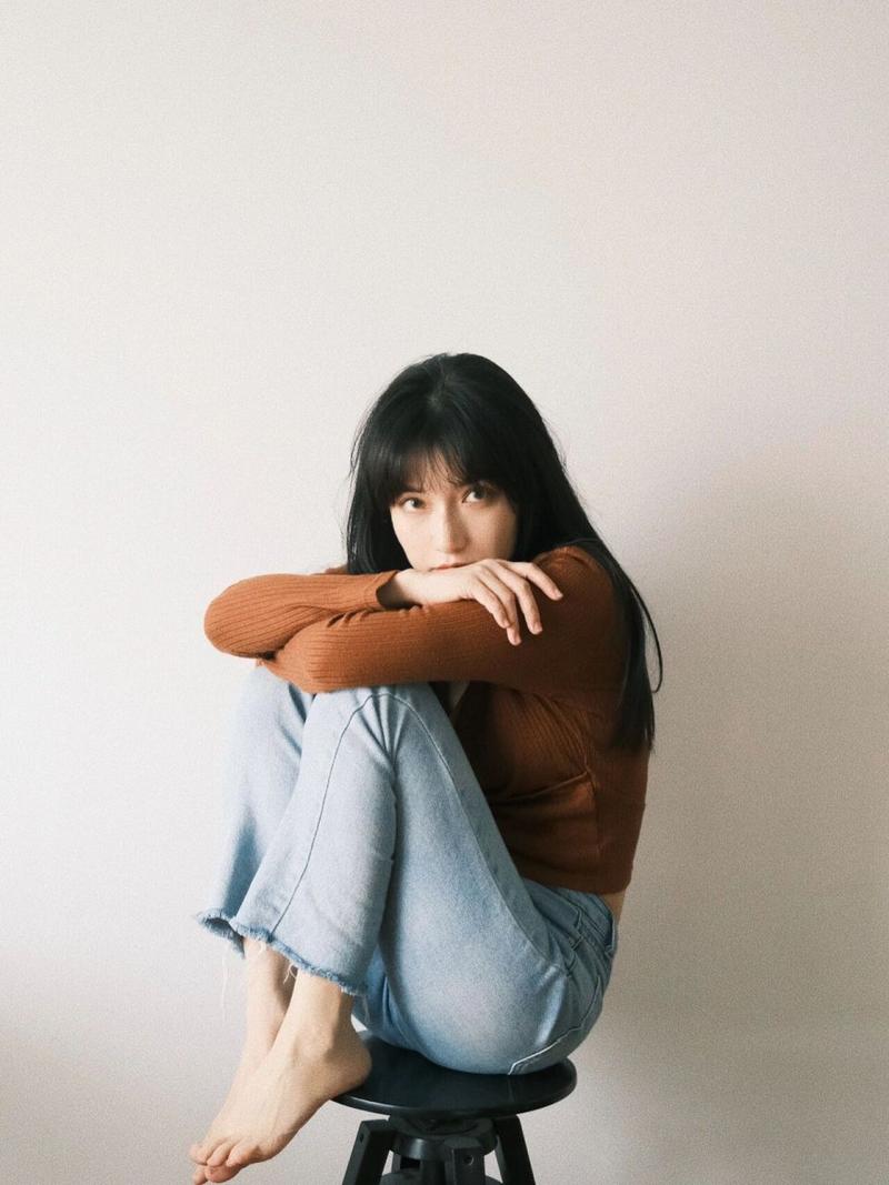 单人坐姿照如何摆拍姿势?