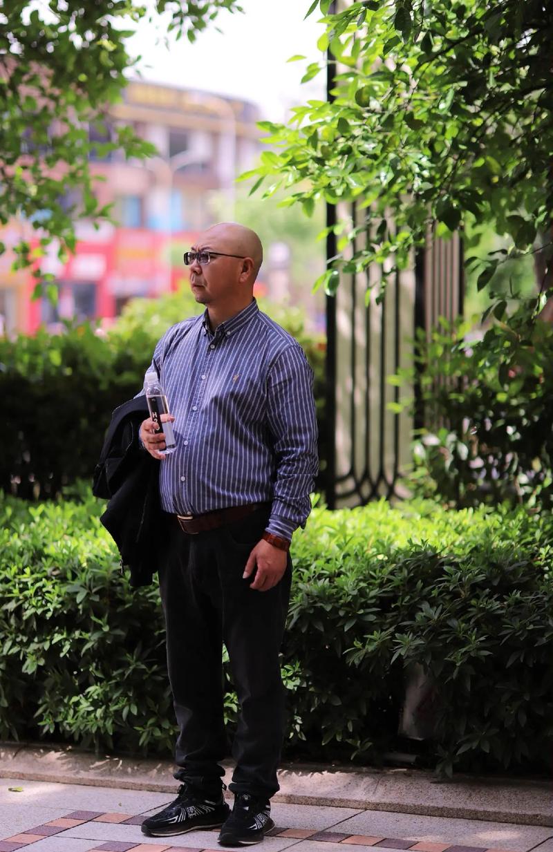 拍照姿势大全摆法男生图3