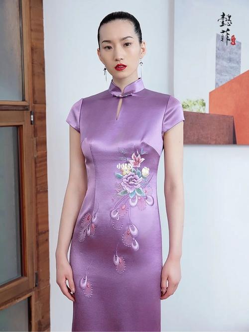 紫色旗袍配什么背景好看