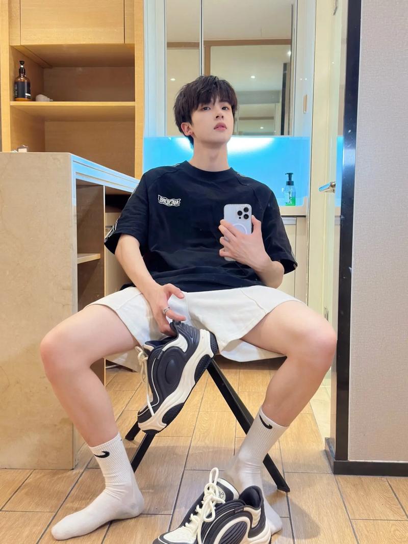 哪种角度拍照好看男生图2