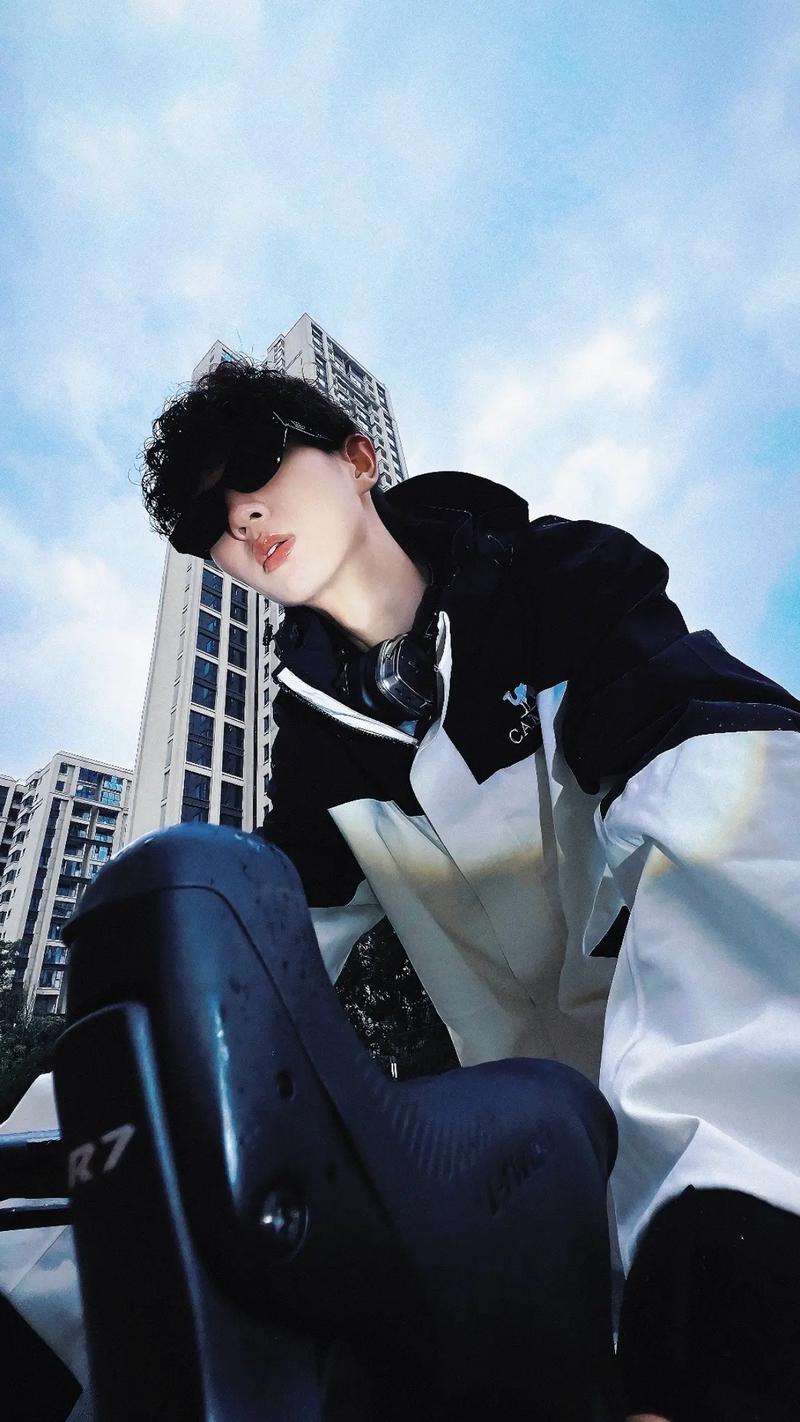 男生哪个角度拍照好看