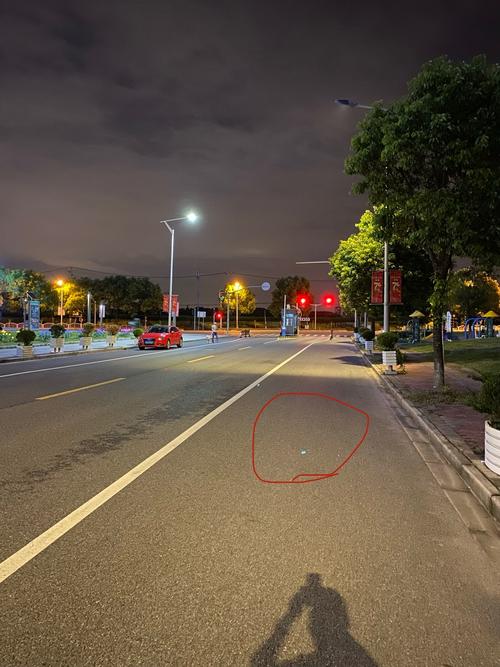 iPhone11夜晚拍灯光一长条光线