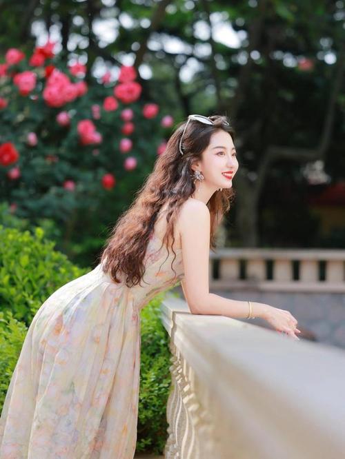 拍照姿势怎么摆女生坐着穿裙子室内图1