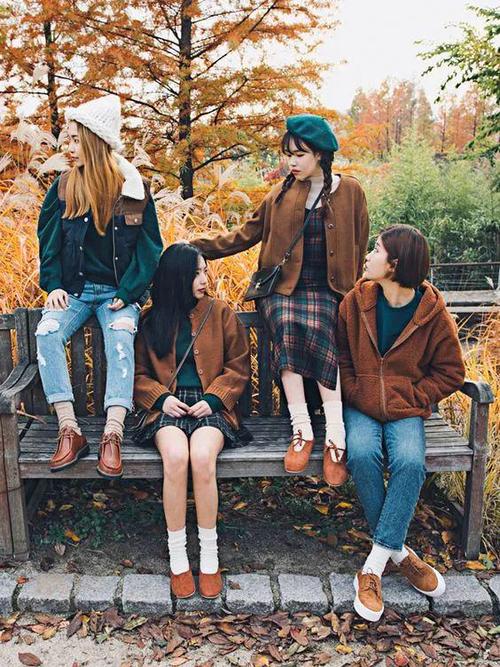 穿裙子拍集体照标准坐姿