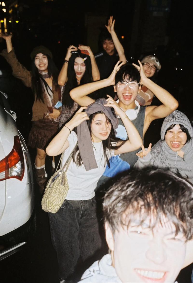 三人拍照姿势怎么摆女生图片图1