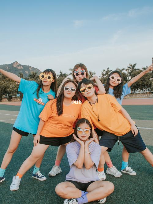 三人拍照姿势怎么摆女生图片图3