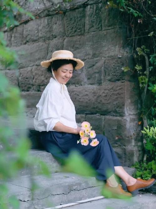 中年女士9个拍照姿势,简单好看,拍照自然有气质