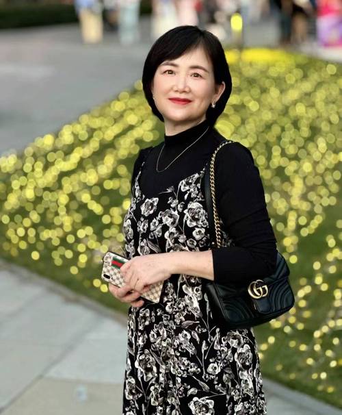 中年女人拍照姿势怎么摆好看图3