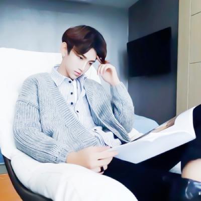 谁可以给张非主流男头像、背景是白色的、要好看、谢谢!