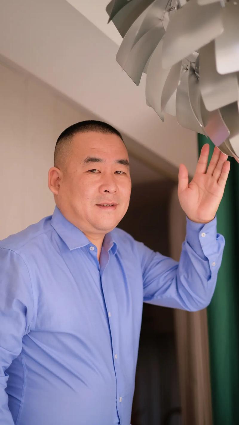 中年男人拍照姿势是什么梗