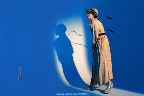 蓝色背景照片穿什么衣服好看