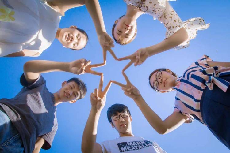 拍照姿势多人合照图1