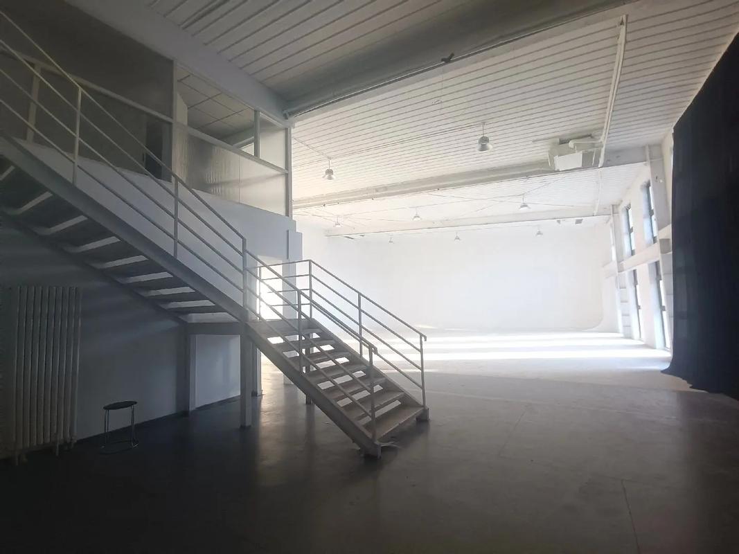 挑高空间的背景怎么做?看别人的效果