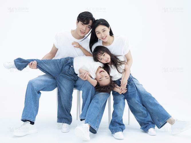 一家四口拍照姿势的摆法有哪些?