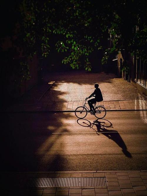 在逆光拍摄时,主画面太黑,怎样才能在逆光下拍摄出好的影像?