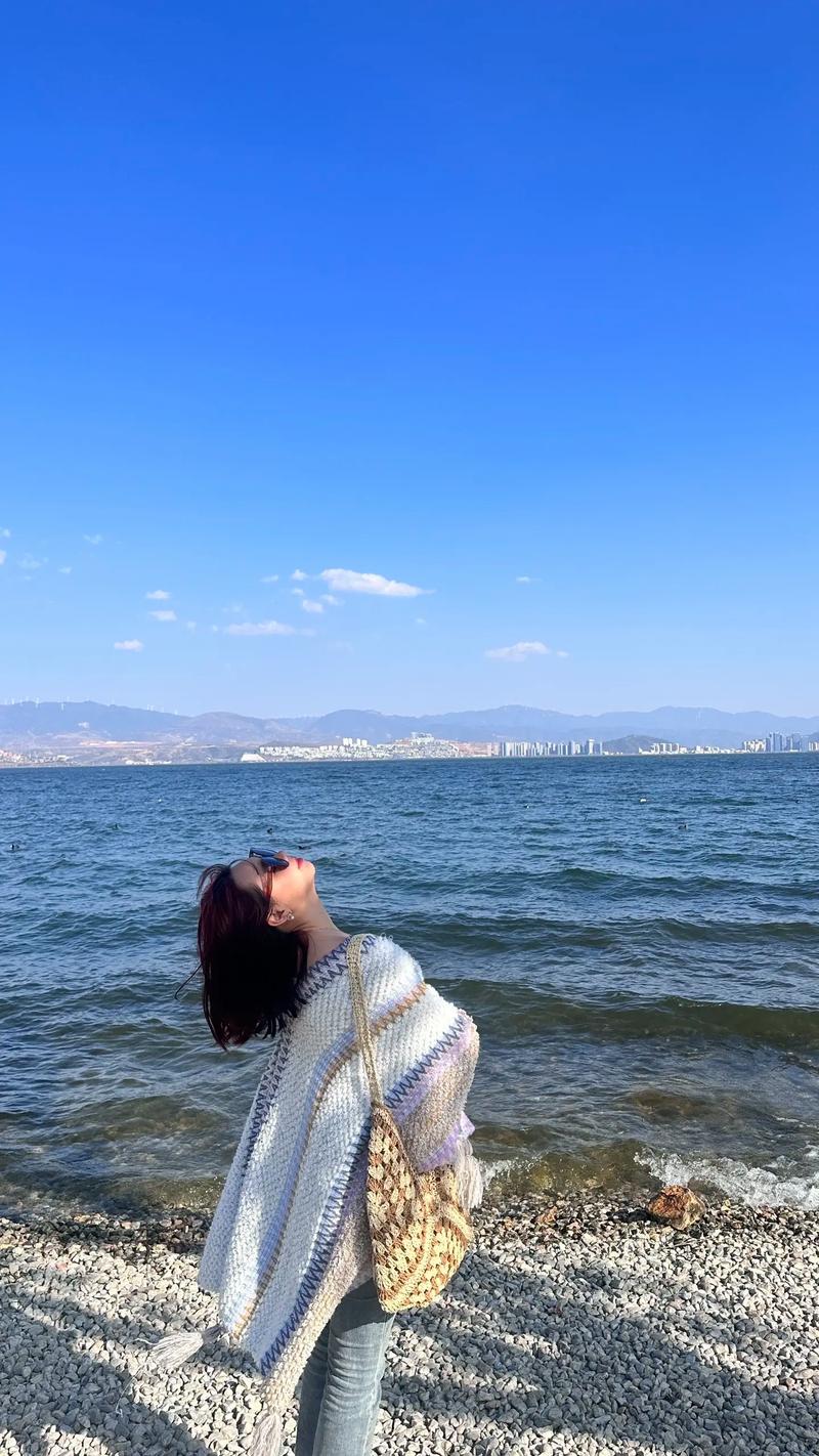 蓝色的背景紫色的衣服拍照可以吗图2