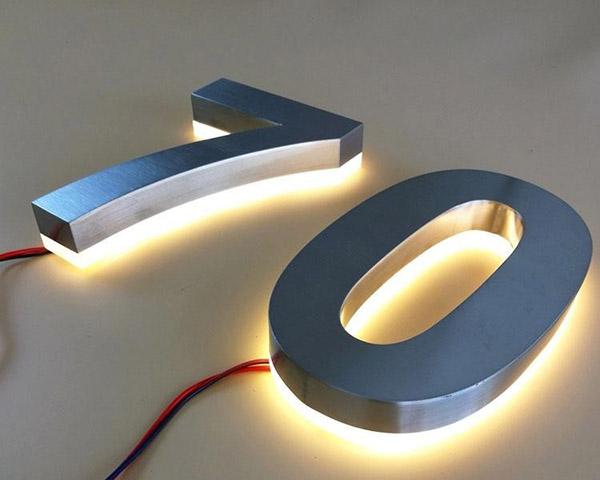 拉丝白钢上面加背打光字