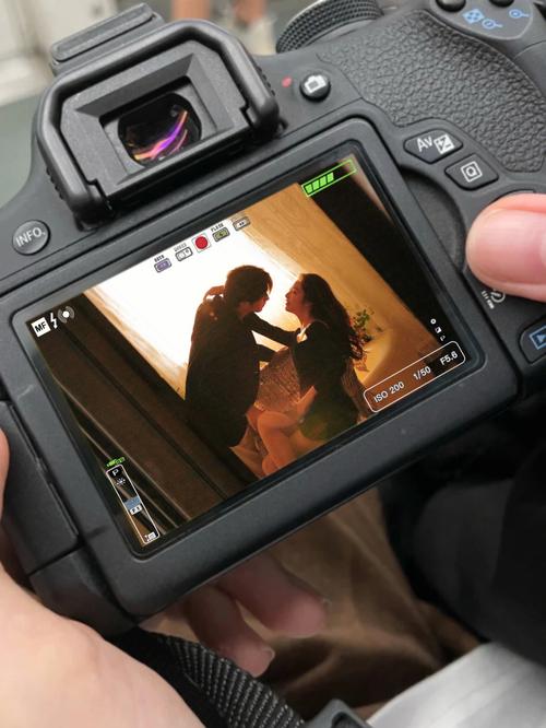 怎样可以把翻拍的照片十分清晰的处理出来??