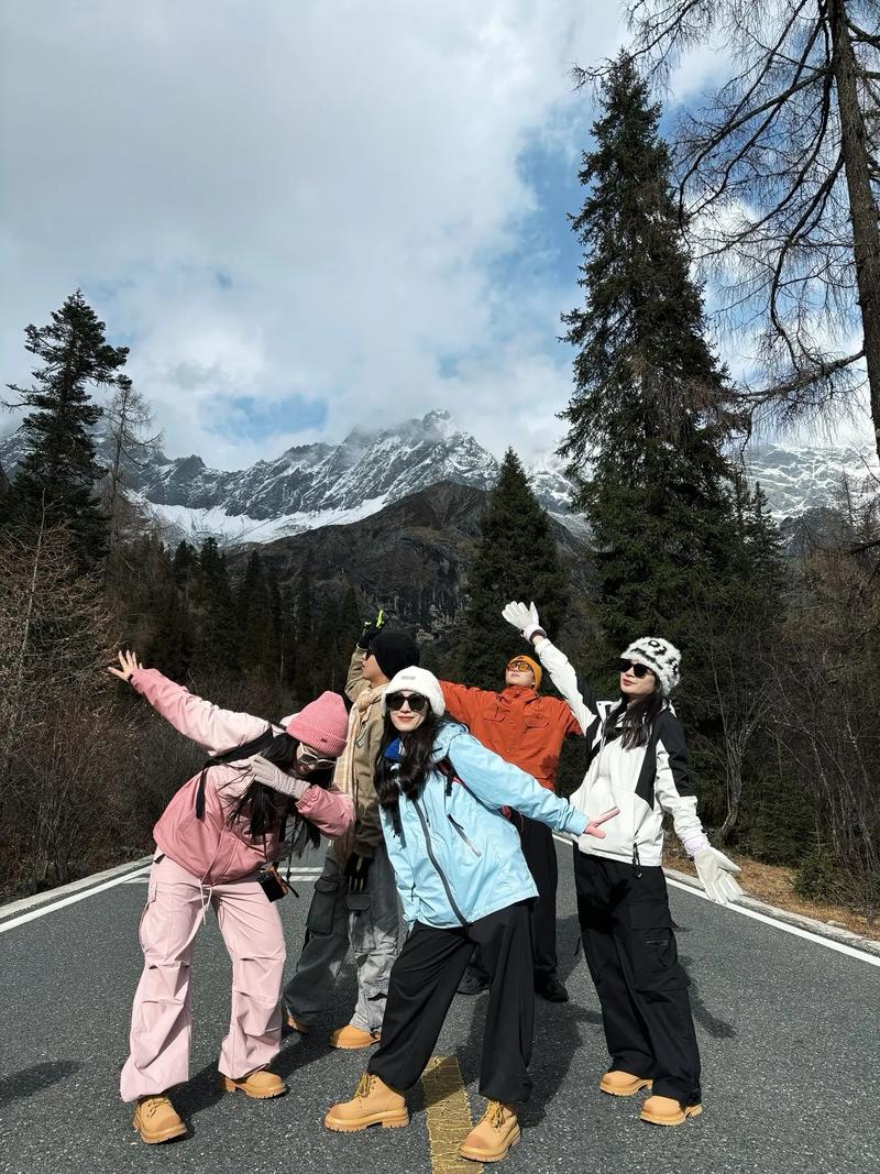 和朋友出游合照时摆什么姿势比较有创意你知道吗?