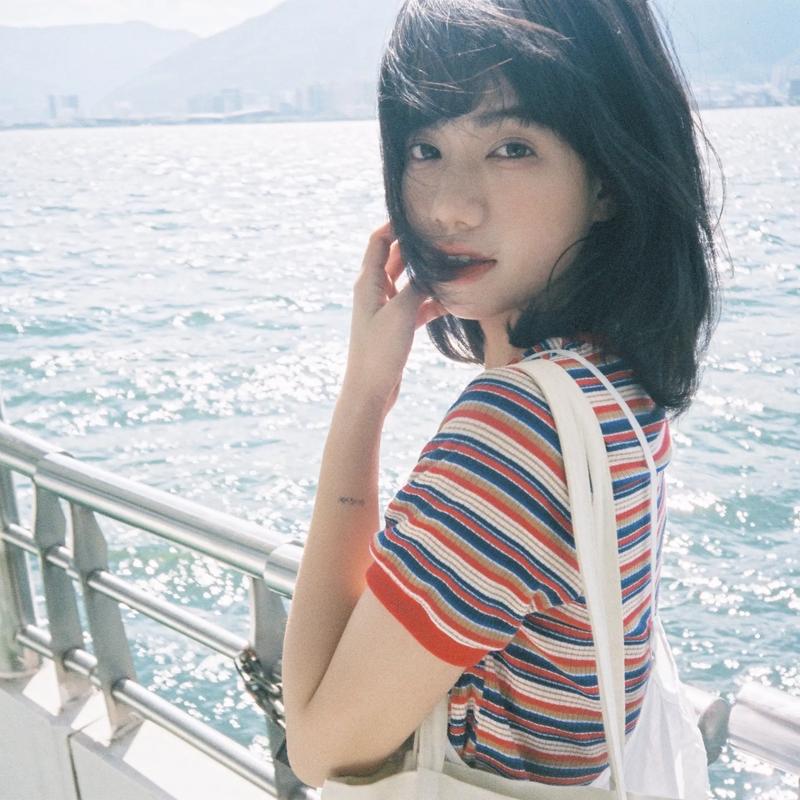 单人拍照姿势怎么摆女生头像