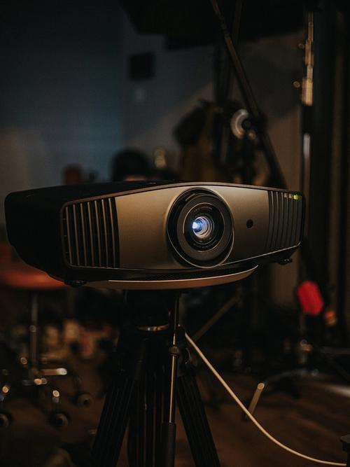 投影仪投出紫光咋办