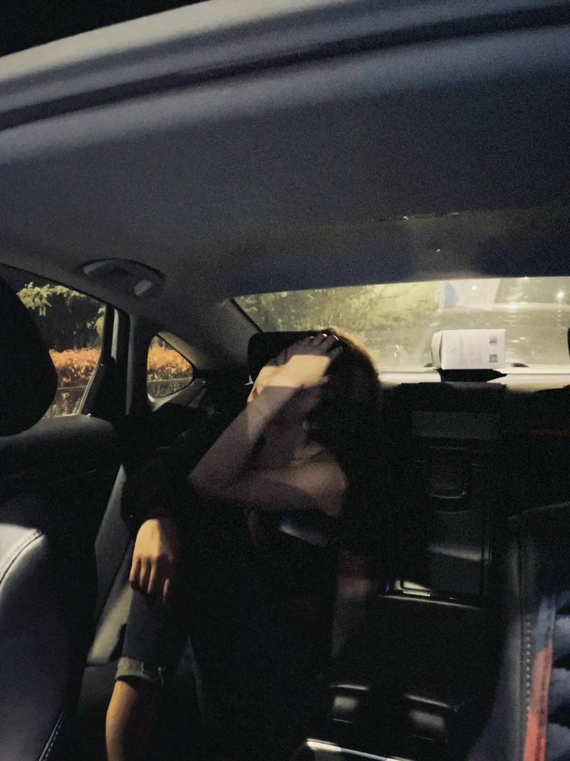 qq空间里水印相机晚上为什么拍照全是黑的?