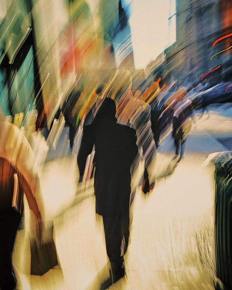 把人物拍的很清晰,而背景却很模糊的照片是怎么拍出来的?