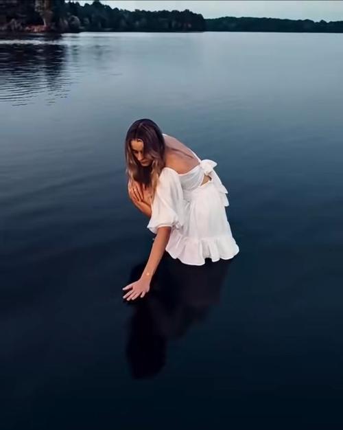 如何把照片像镜面一样翻过来