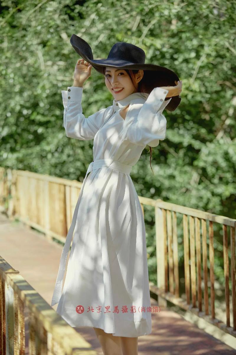 外景拍照怎么摆姿势好看点图2