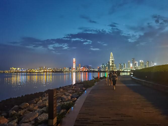 紫色拍照补光图片抖音图1