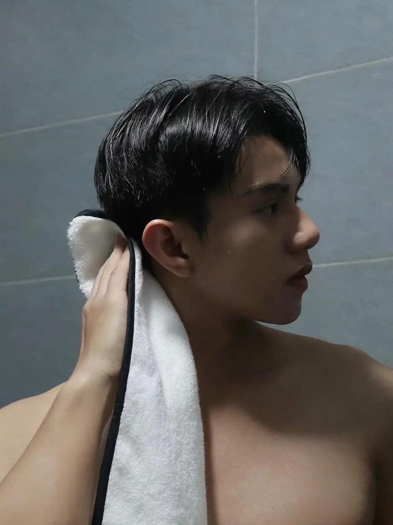 请问这个小哥哥手上拿的是什么东西