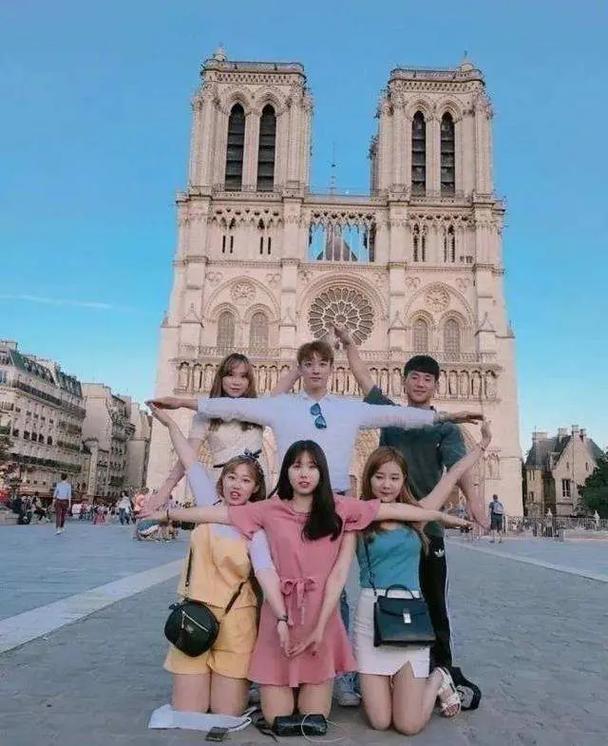 六个人拍照姿势怎么摆