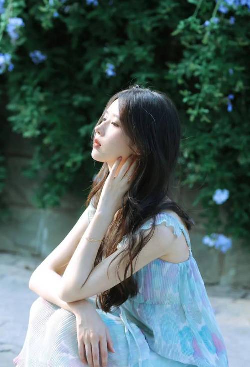 穿裙子拍照怎么摆姿势好看图2