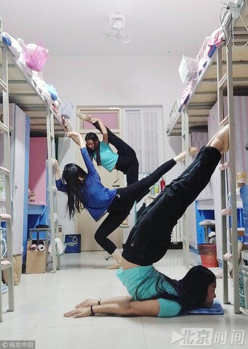 六人拍照的姿势。急求。明天宿舍出去狂欢。