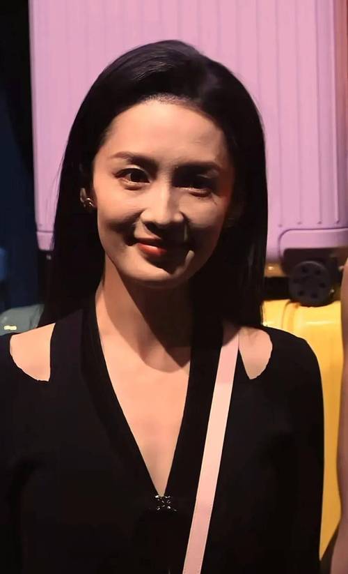 潘粤明晒死亡角度自拍调侃,难道明星也把握不住死亡角度吗?