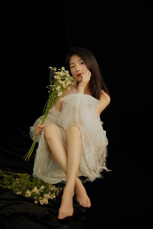 拍照姿势怎么摆女生上半身好看类室内图1