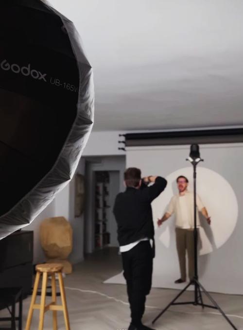 室内摄影灯光怎样打才能显的人更白