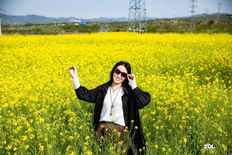 在油菜花地里怎样才能拍出有逼格好看的人像?