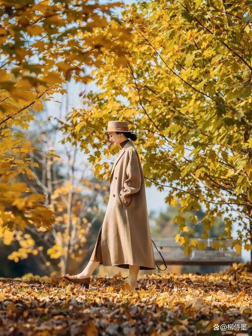 中老年人用什么姿势拍照?