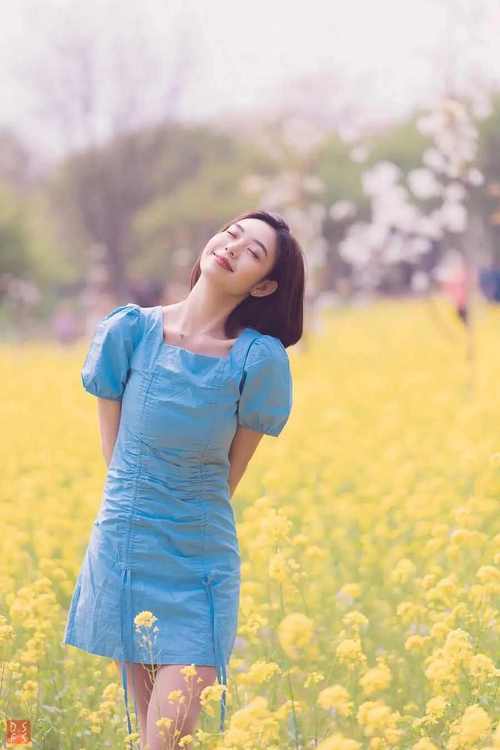 拍照的姿势怎么摆最好看女生图1