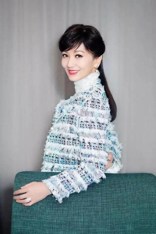 拍照片摆什么姿势最好看50岁图1